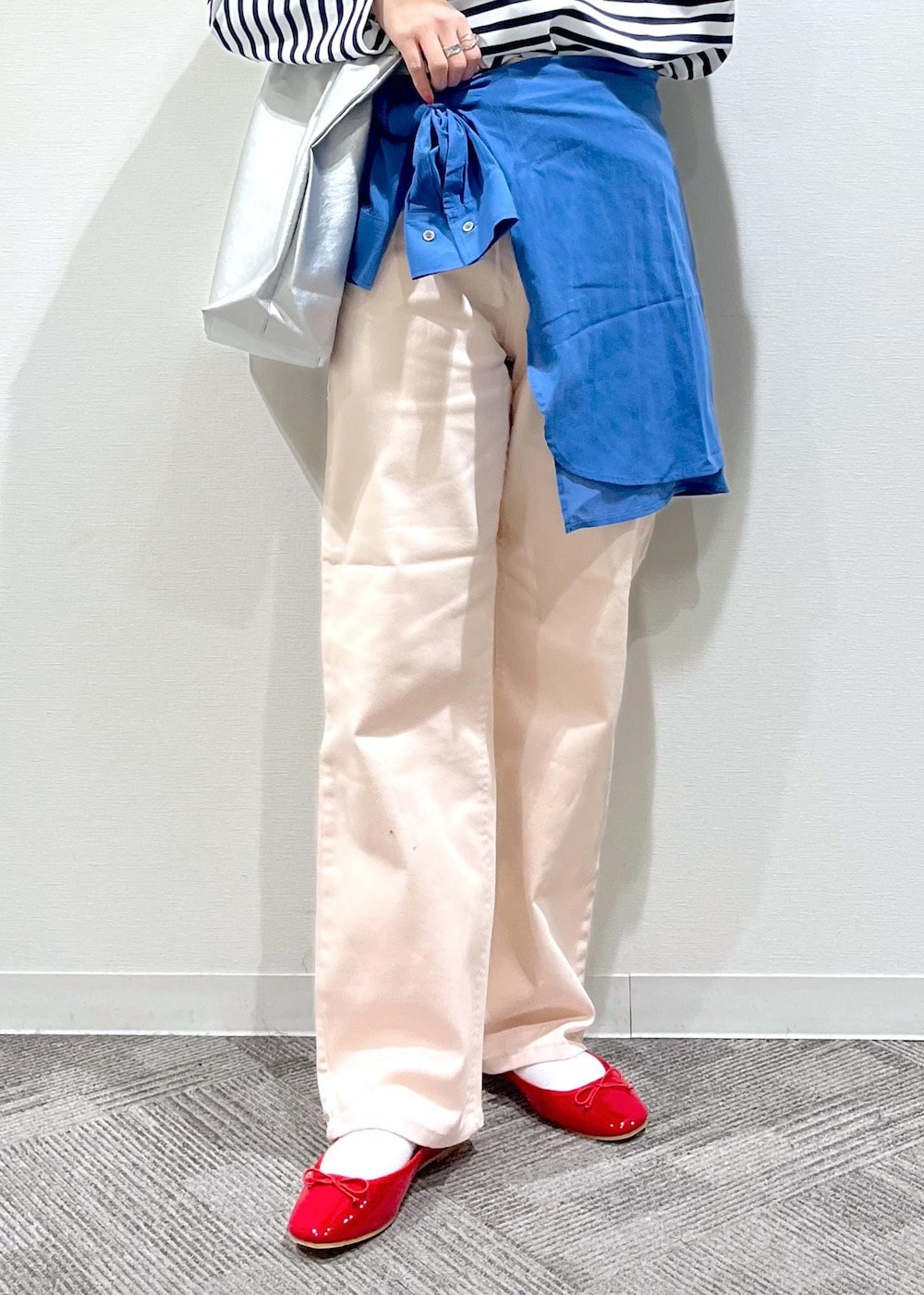 シルバー系のトートバッグ、シルバー系のトートバッグ、ブルー系のTシャツ/カットソーを着用したレディースの春コーディネートの6枚目の写真