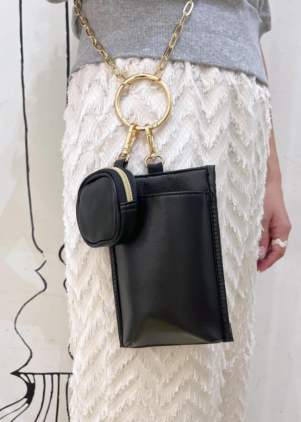 ブラック系のサンダル、グレー系のスウェット、ベージュ系のその他パンツを着用したレディースの夏コーディネートの9枚目の写真