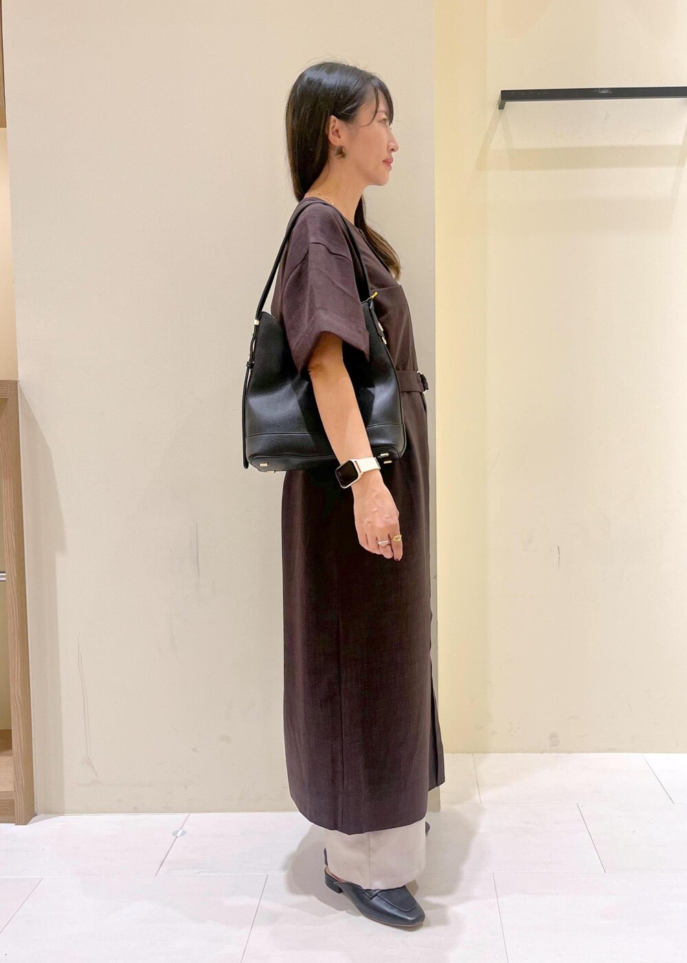 ブラック系のローファー、ベージュ系のその他パンツ、ブラウン系のワンピースを着用したレディースの秋コーディネートの2枚目の写真