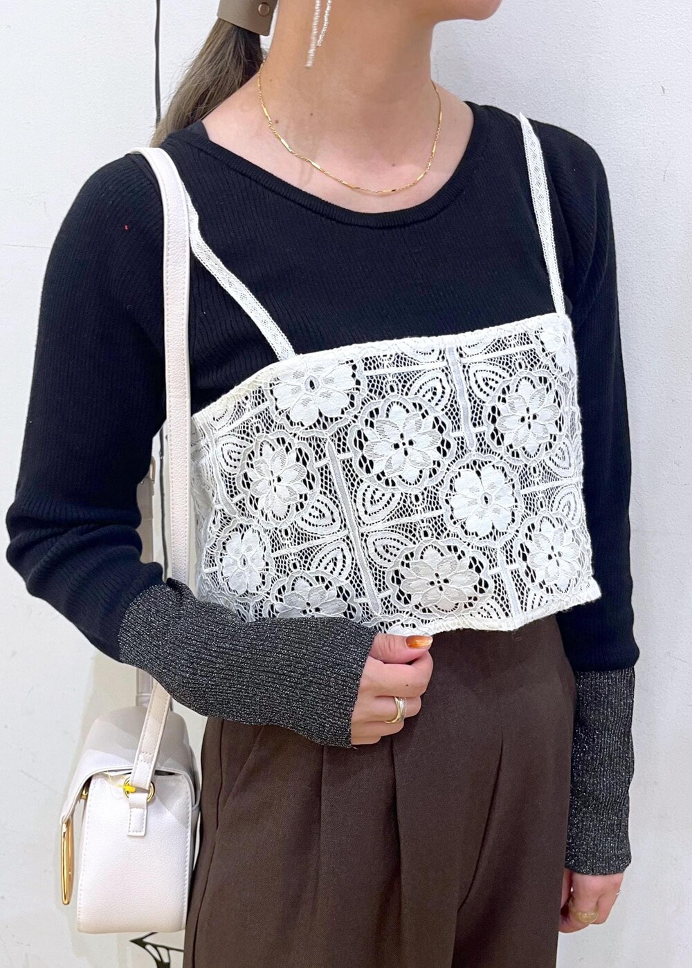 ブラック系のニット/セーター、ホワイト系のキャミソール、ベージュ系のローファーを着用したレディースの秋コーディネートの6枚目の写真