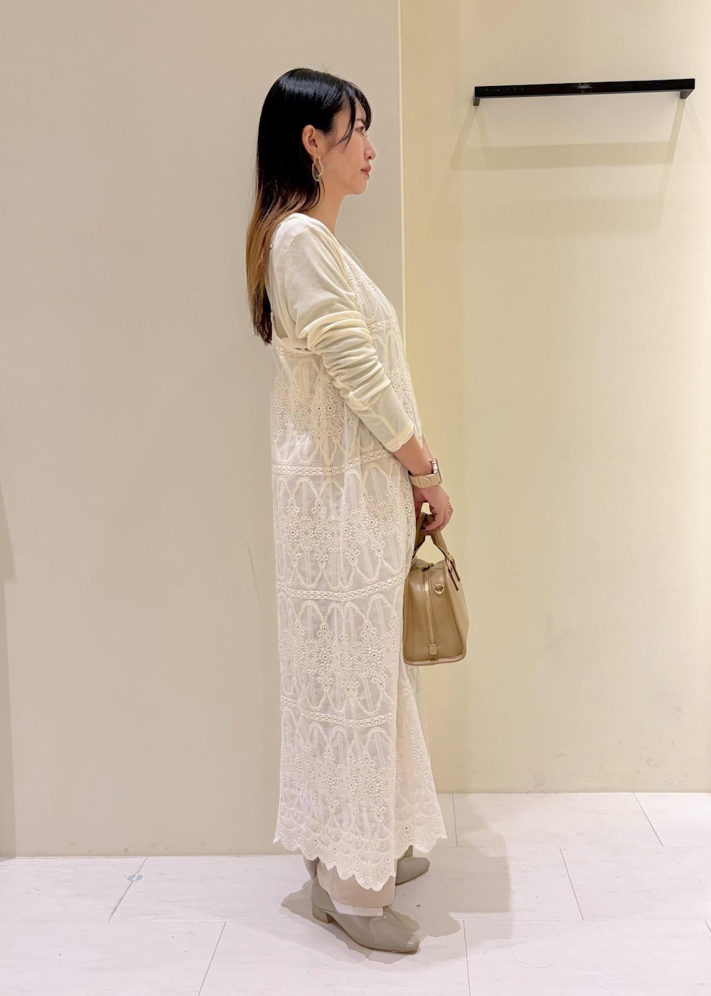 ベージュ系のパンプス、ホワイト系のワンピース、ベージュ系のその他パンツを着用したレディースの春コーディネートの2枚目の写真