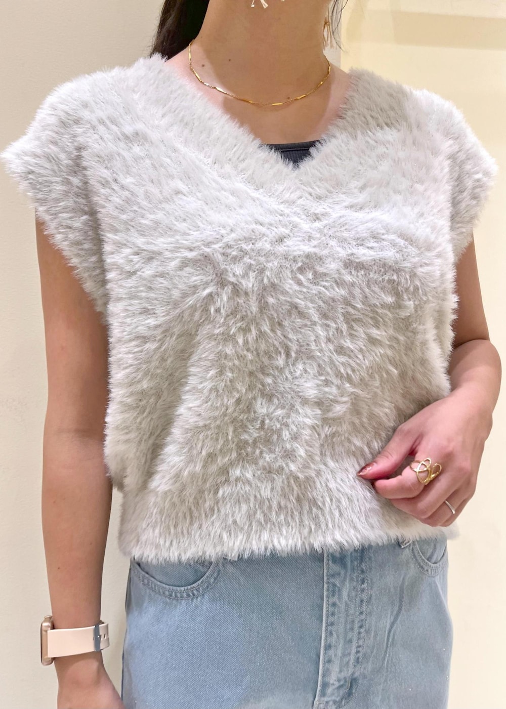 ブルー系のデニムパンツ、グレー系のベスト、ブラック系のローファーを着用したレディースの秋コーディネートの4枚目の写真