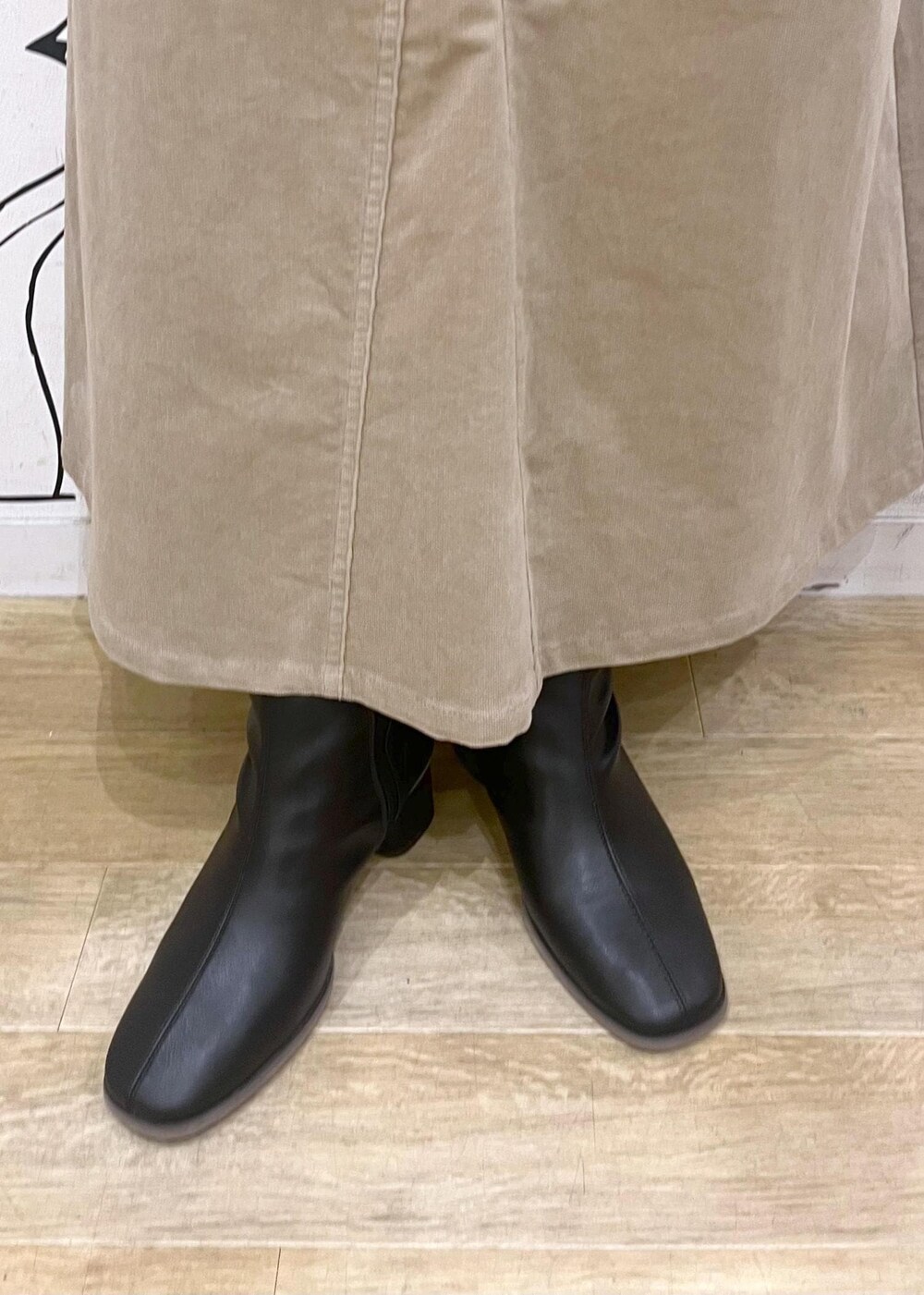 ブラック系のブーツ、ホワイト系のニット/セーター、レッド系のカーディガン/ボレロを着用したレディースの冬コーディネートの10枚目の写真