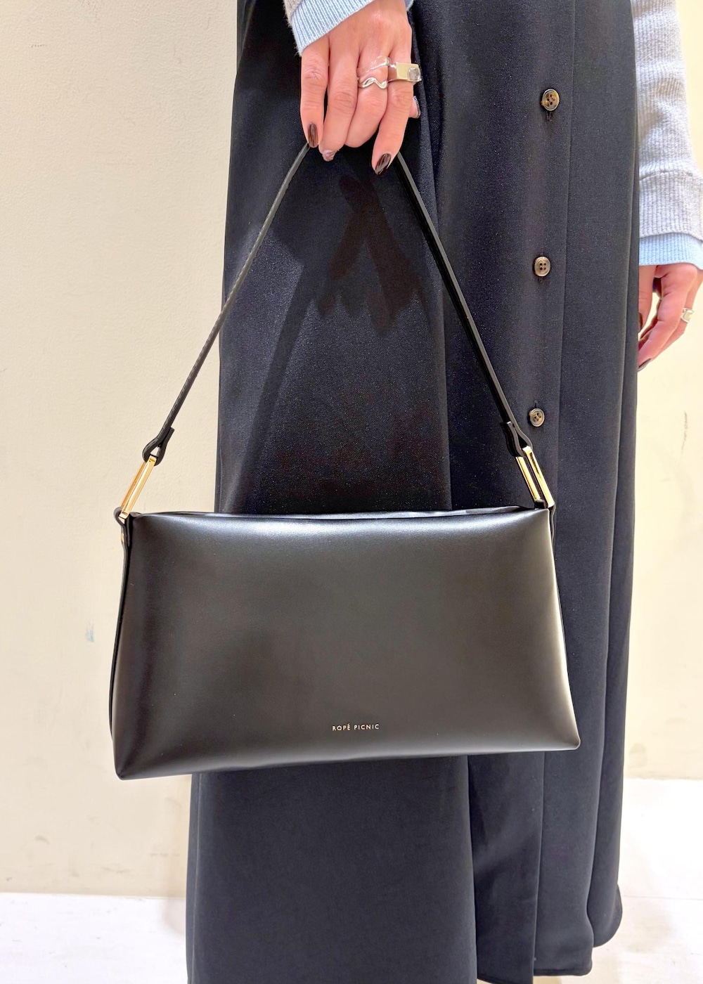 ブラック系のショルダーバッグ、ブラック系のローファー、グレー系のニット/セーターを着用したレディースの冬コーディネートの9枚目の写真