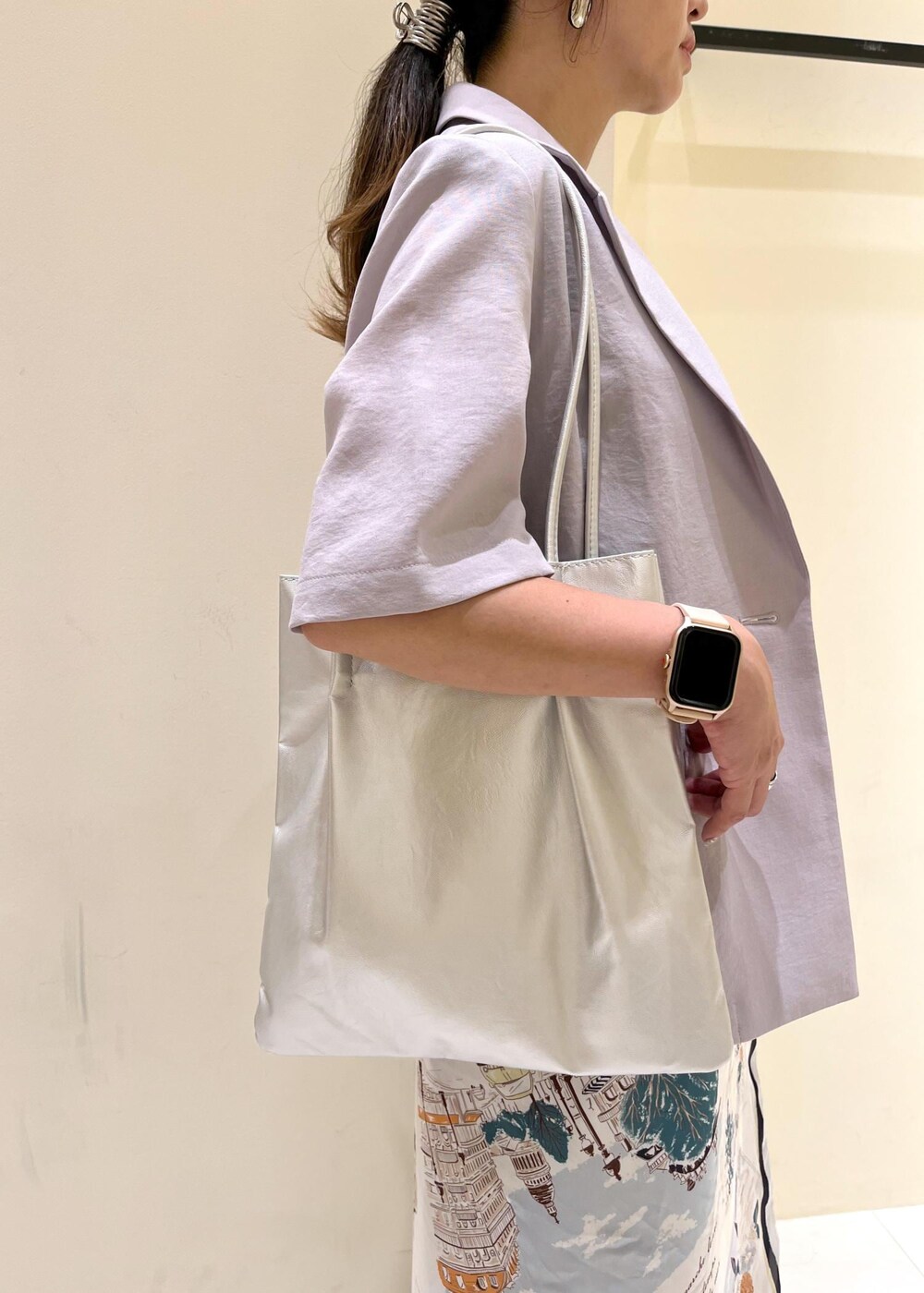 ブルー系のデニムパンツ、シルバー系のトートバッグ、ブラック系のパンプスを着用したレディースの夏コーディネートの7枚目の写真