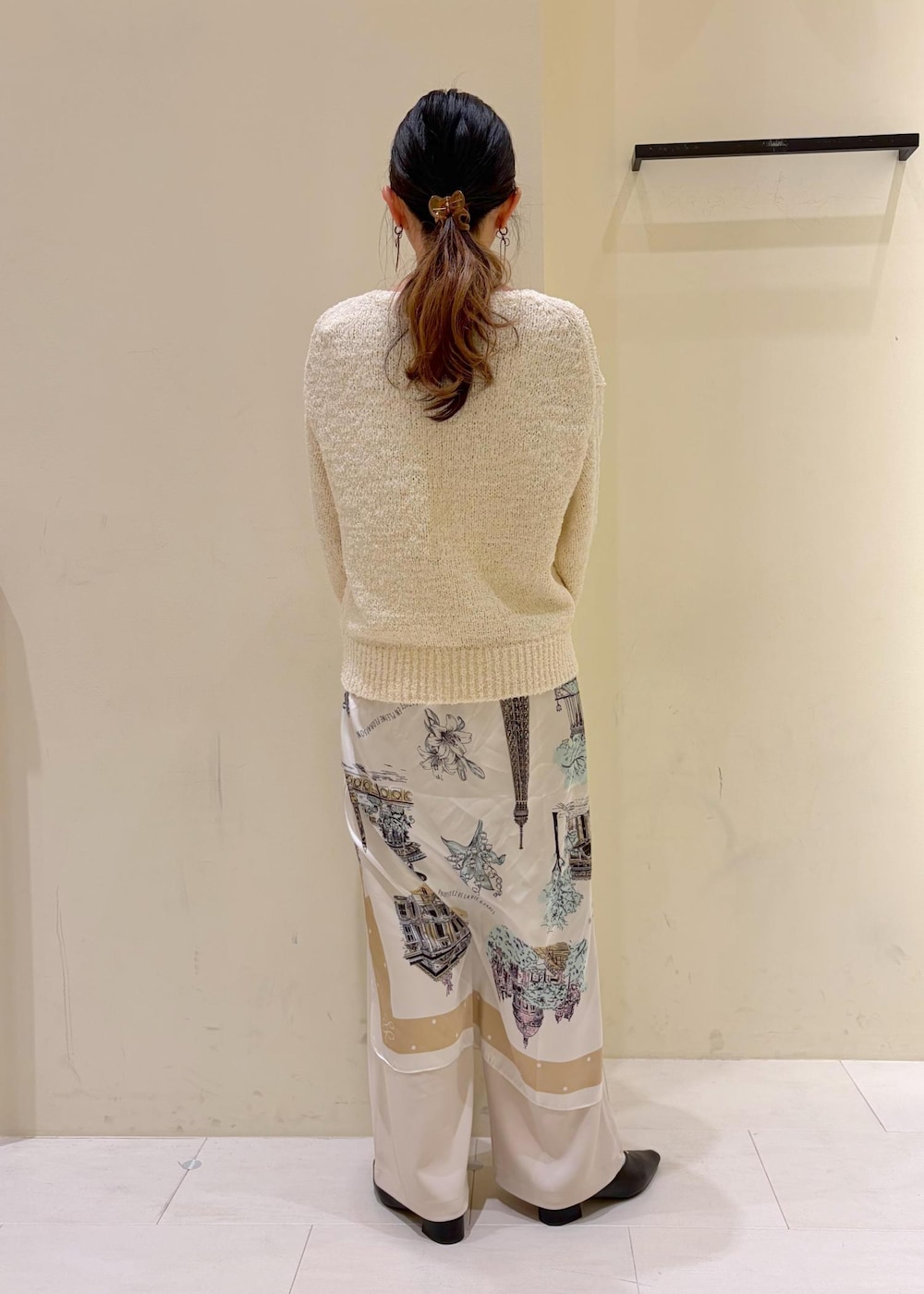 ブラック系のボストンバッグ、ベージュ系のその他パンツ、ホワイト系のニット/セーターを着用したレディースの冬コーディネートの3枚目の写真