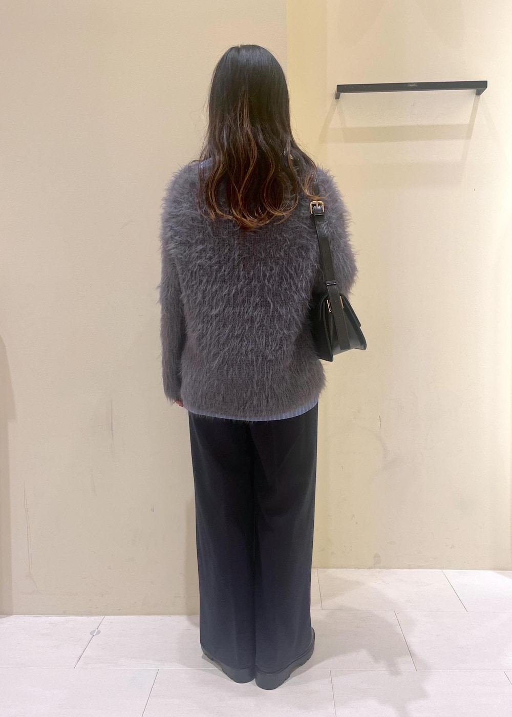 ブラック系のショルダーバッグ、ブルー系のその他パンツ、ブラック系のローファーを着用したレディースの冬コーディネートの4枚目の写真