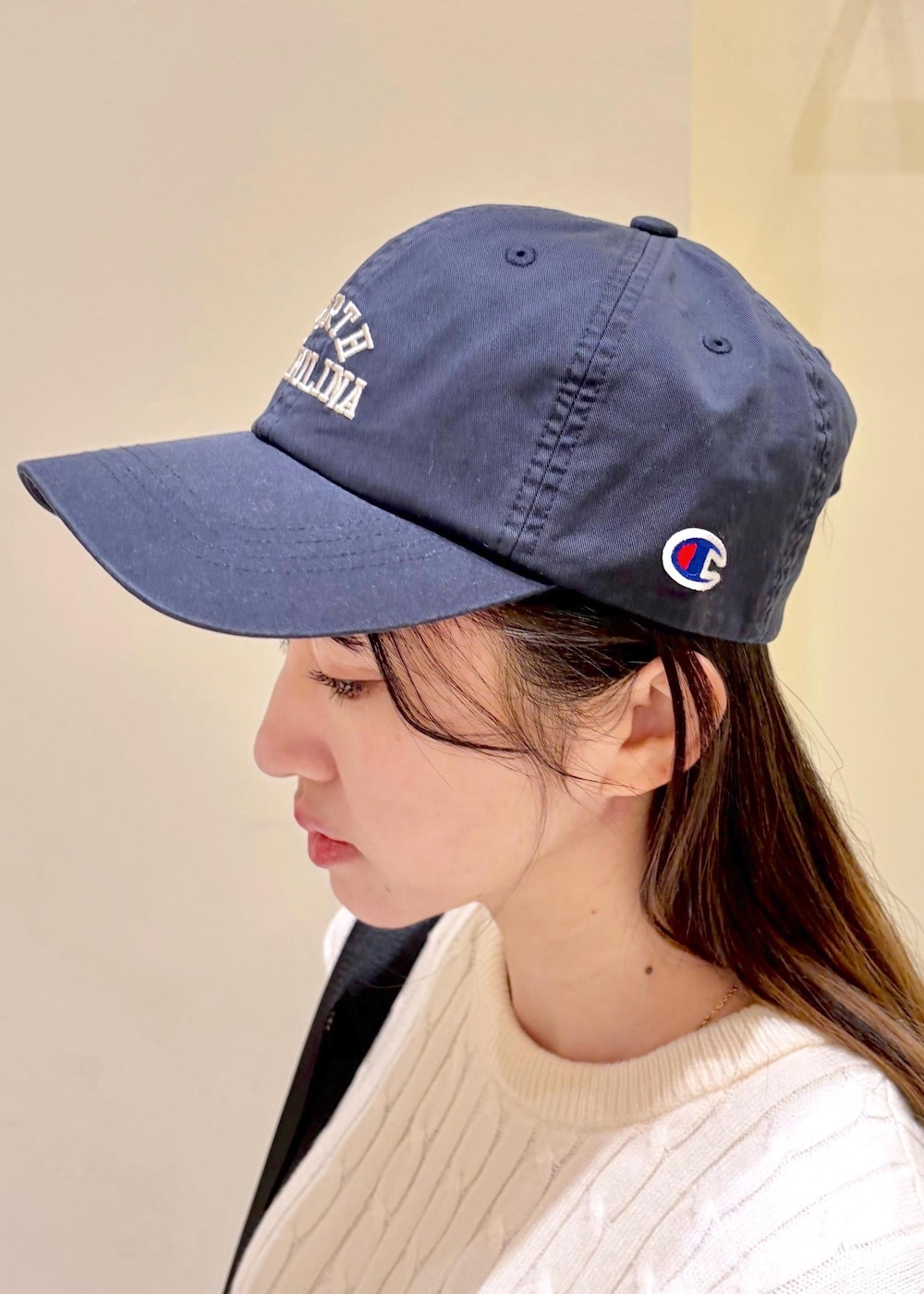 ホワイト系のニット/セーター、ベージュ系のその他パンツ、ブラック系のボディバッグ/ウエストポーチを着用したレディースの冬コーディネートの4枚目の写真