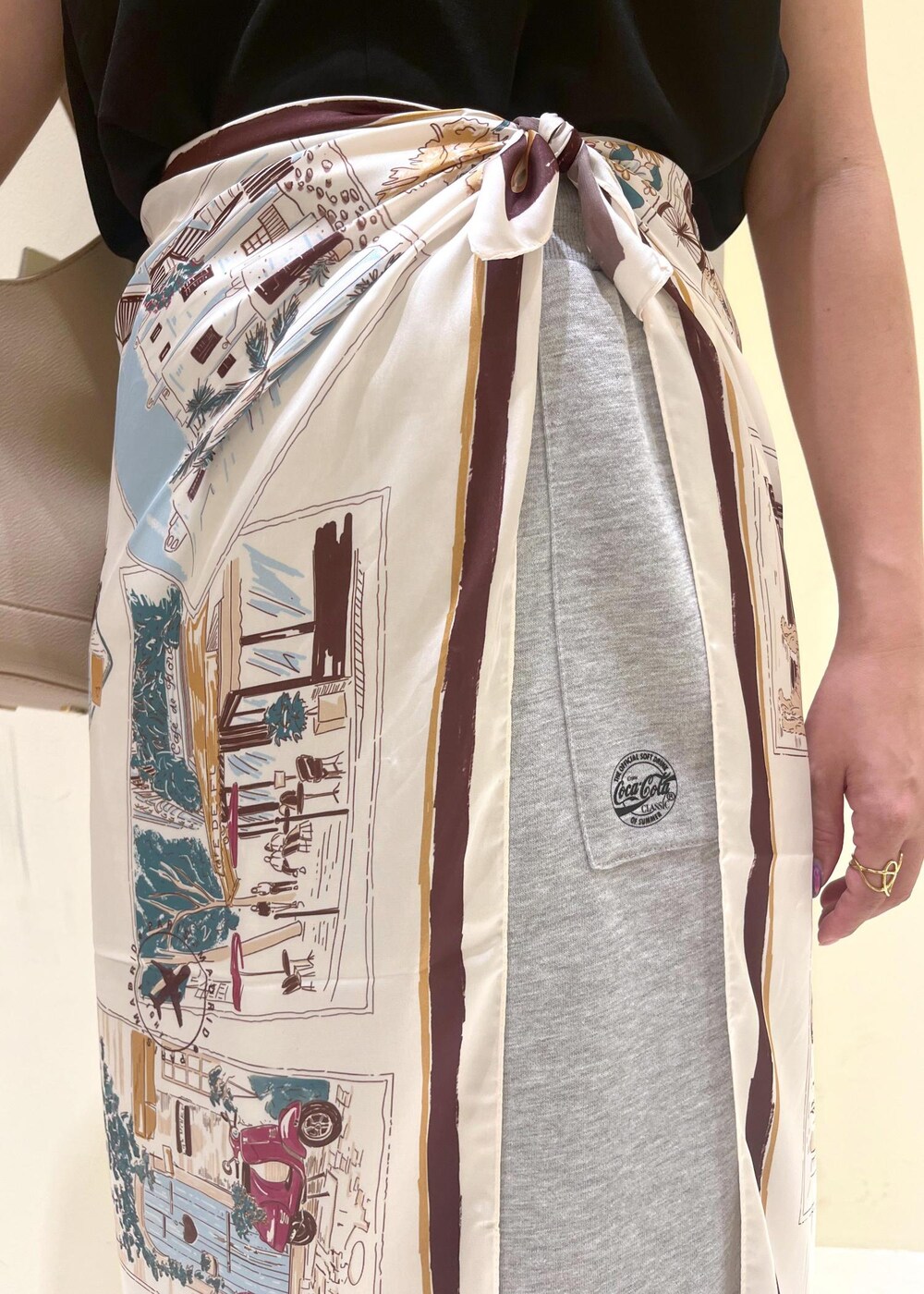 ブラック系のサンダル、グレー系のスカート、ブラック系のシャツ/ブラウスを着用したレディースの夏コーディネートの7枚目の写真