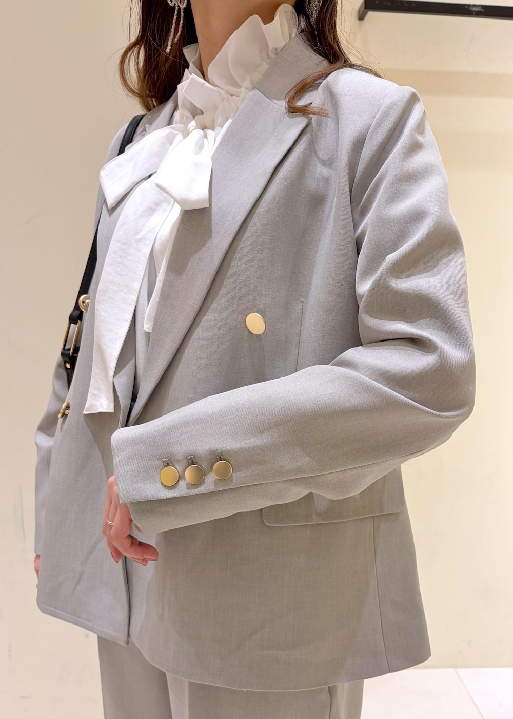 ホワイト系のシャツ/ブラウス、ブラック系のショルダーバッグ、グリーン系のその他パンツを着用したレディースの冬コーディネートの6枚目の写真