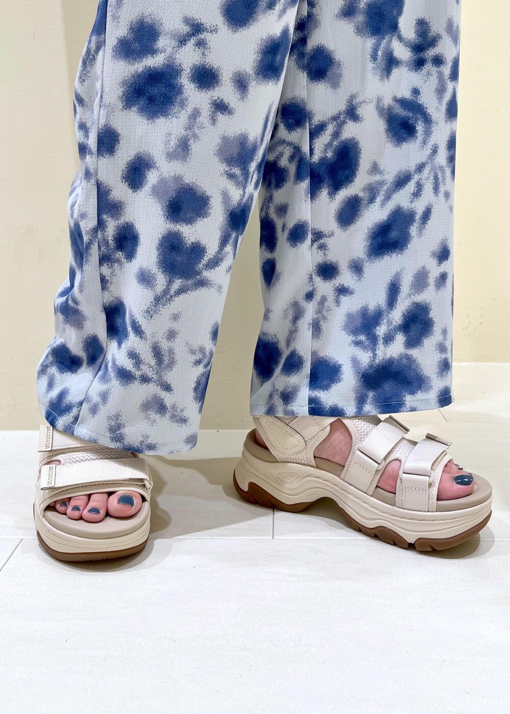 シルバー系のトートバッグ、ブルー系のその他パンツ、グレー系のTシャツ/カットソーを着用したレディースの春コーディネートの10枚目の写真