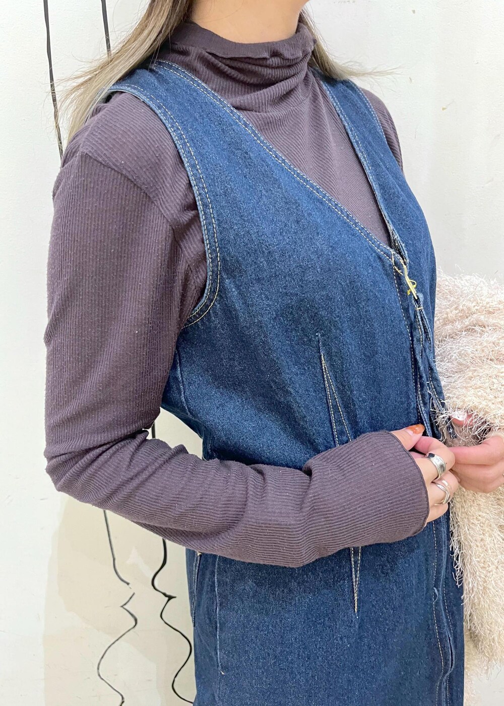 グレー系のTシャツ/カットソー、ベージュ系のカーディガン/ボレロ、ブラック系のブーツを着用したレディースの秋コーディネートの7枚目の写真