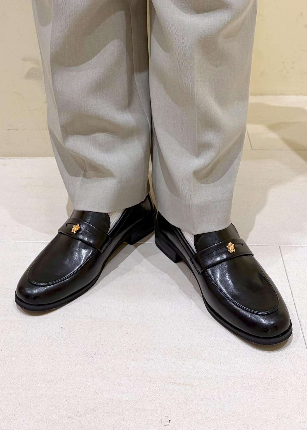 ホワイト系のシャツ/ブラウス、ブラック系のショルダーバッグ、グリーン系のその他パンツを着用したレディースの冬コーディネートの10枚目の写真