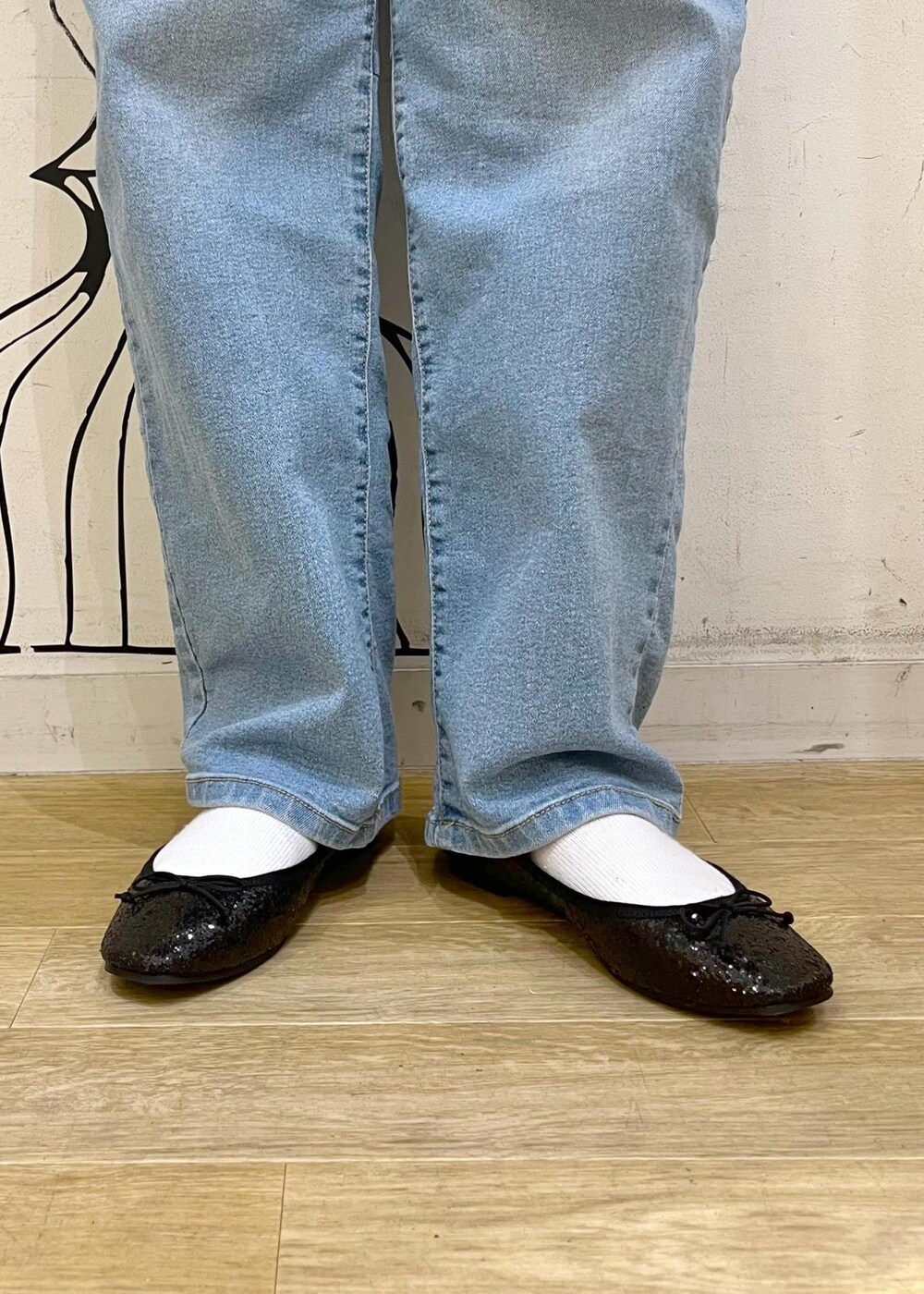 ブルー系のデニムパンツ、イエロー系のカーディガン/ボレロ、ホワイト系のショルダーバッグを着用したレディースの秋コーディネートの10枚目の写真