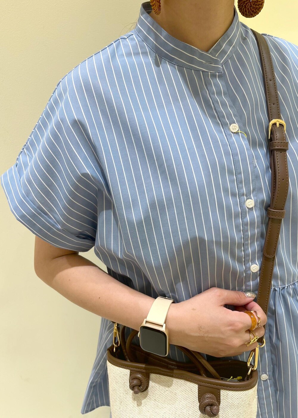 グレー系のタンクトップ、グレー系のワンピース、ブルー系のシャツ/ブラウスを着用したレディースの春コーディネートの5枚目の写真