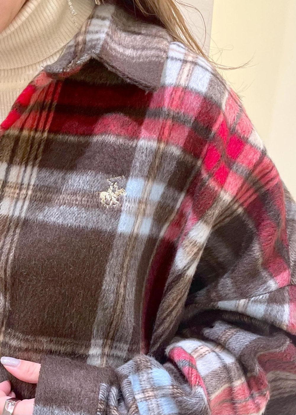 ブラック系のブーツ、ホワイト系のニット/セーター、シルバー系のハンドバッグを着用したレディースの冬コーディネートの6枚目の写真