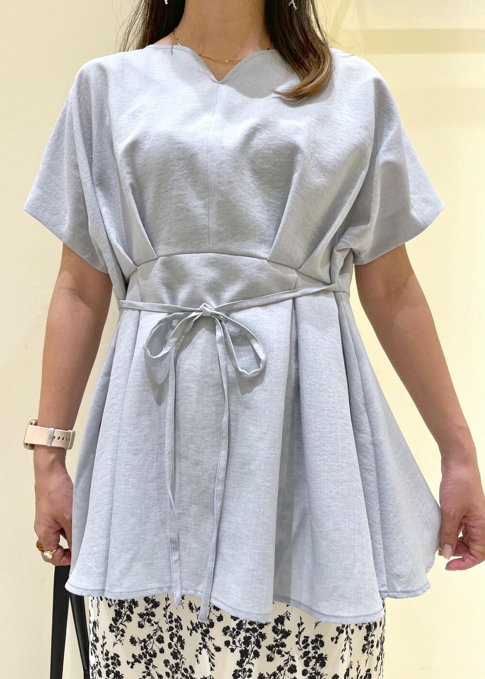 ブラック系のサンダル、ホワイト系のスカート、ブラック系のショルダーバッグを着用したレディースの夏コーディネートの5枚目の写真