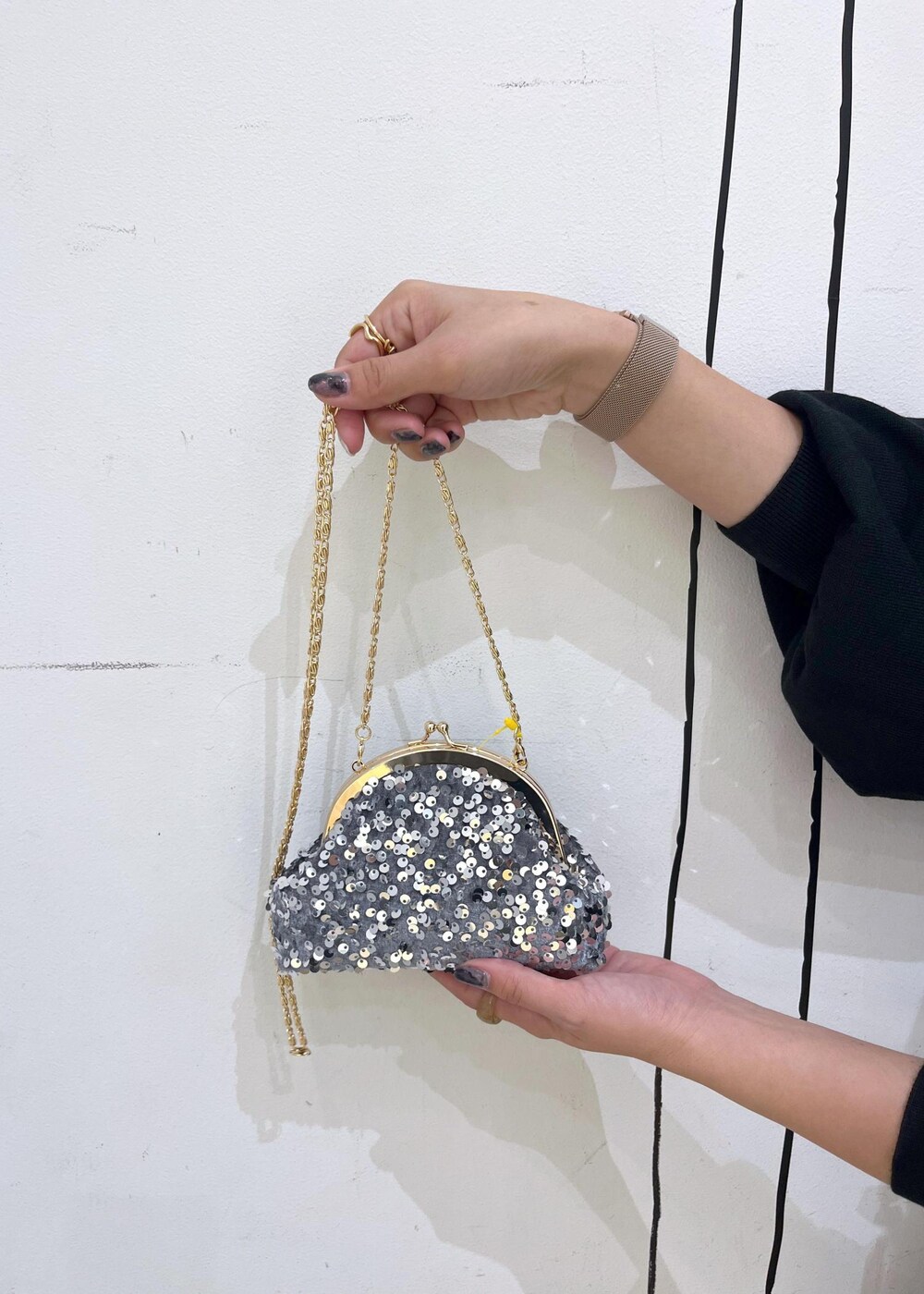 ブルー系のデニムスカート、ブラック系のブーツ、ブラック系のワンピースを着用したレディースの冬コーディネートの9枚目の写真