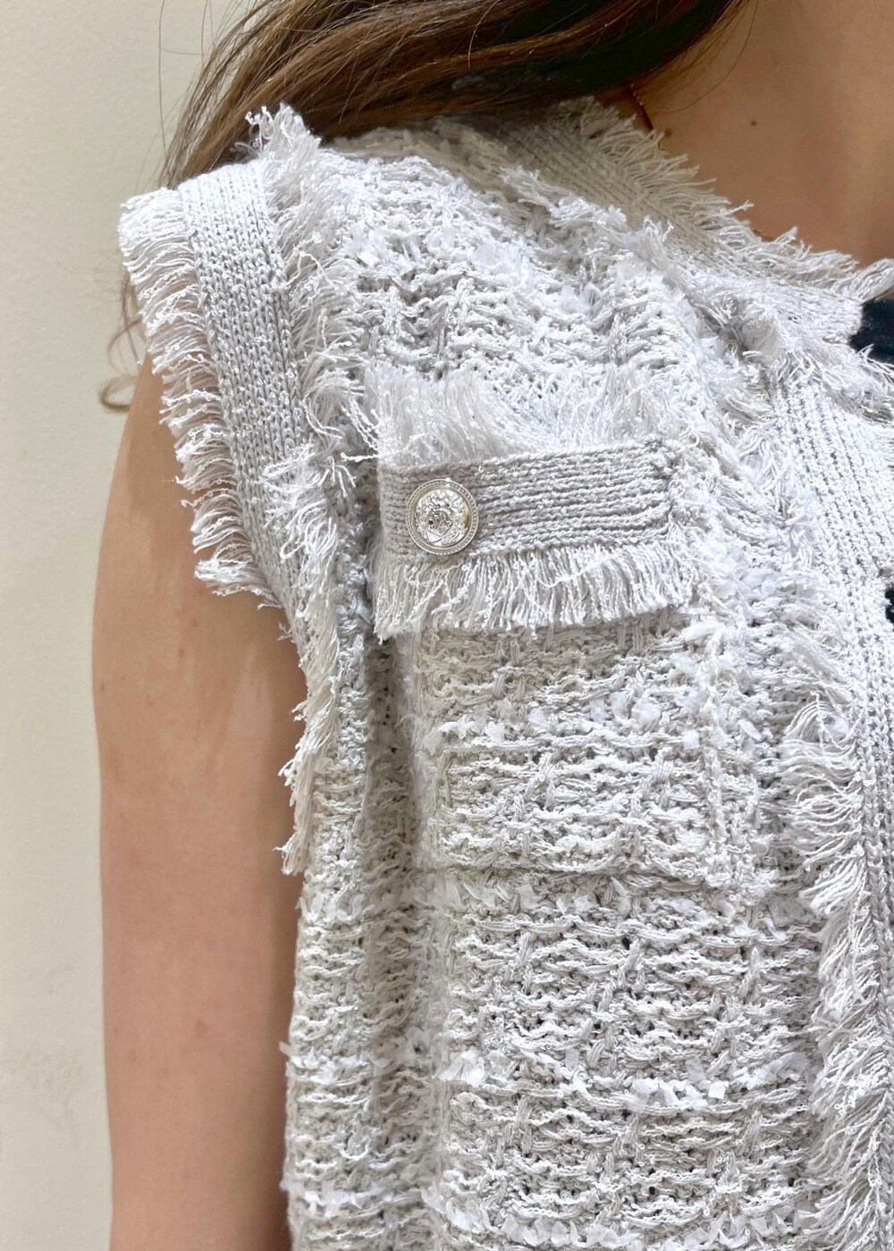 ブラック系のタンクトップ、グレー系のワンピース、グレー系のカーディガン/ボレロを着用したレディースの夏コーディネートの7枚目の写真