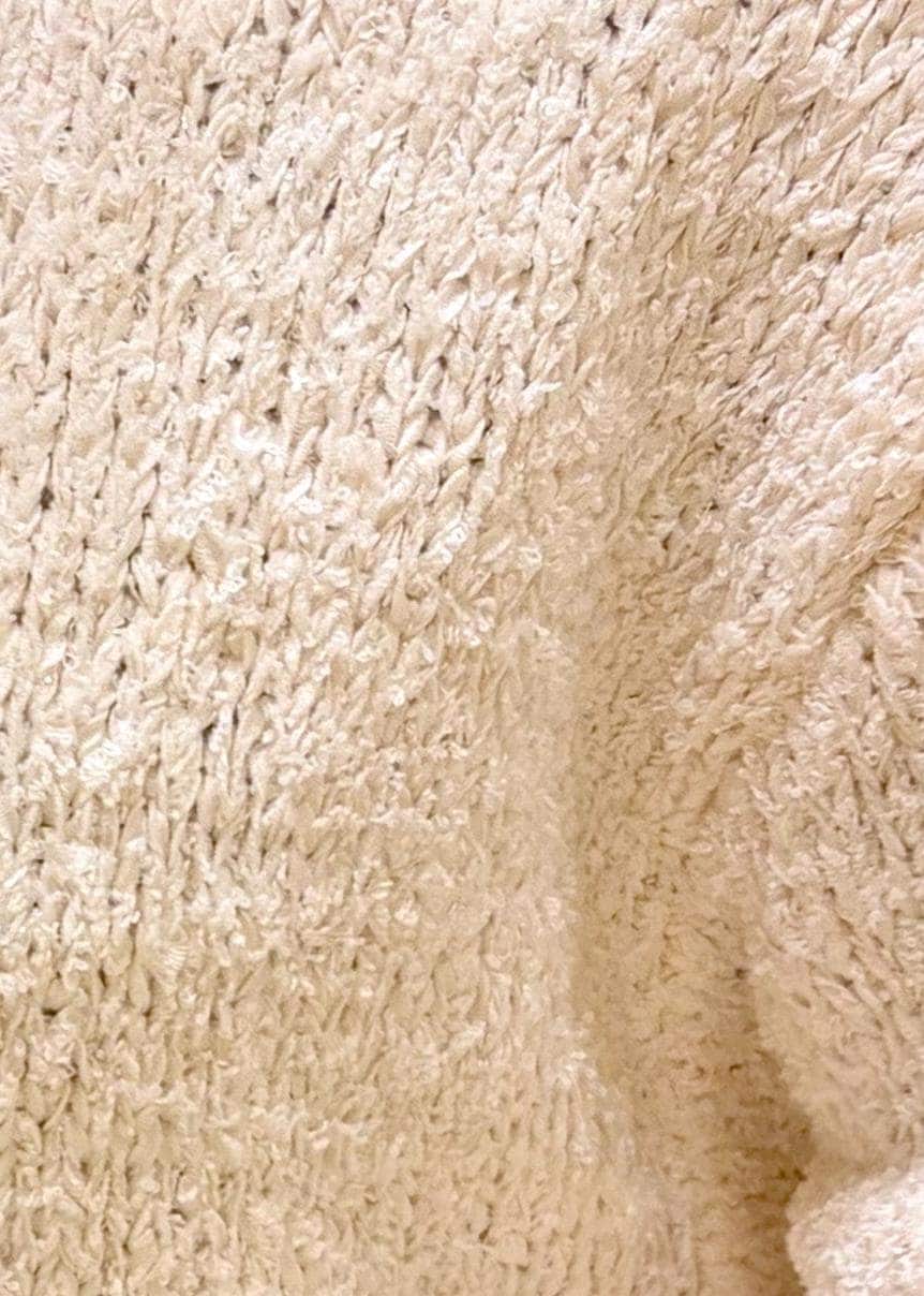 ブラック系のボストンバッグ、ベージュ系のその他パンツ、ホワイト系のニット/セーターを着用したレディースの冬コーディネートの6枚目の写真