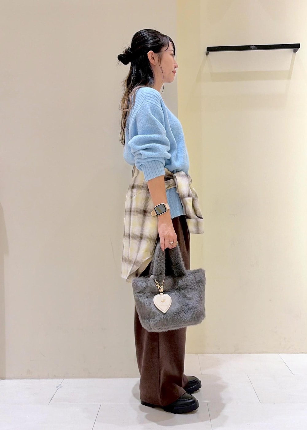 ブラック系のローファー、ブラウン系のその他パンツ、ブルー系のニット/セーターを着用したレディースの秋コーディネートの3枚目の写真