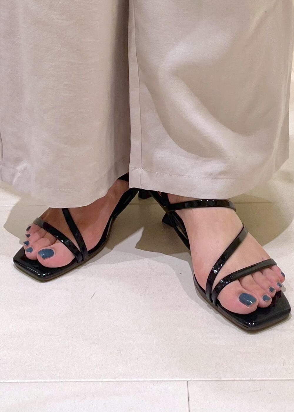 ベージュ系のタンクトップ、ベージュ系のその他パンツ、ベージュ系のテーラードジャケットを着用したレディースの夏コーディネートの10枚目の写真