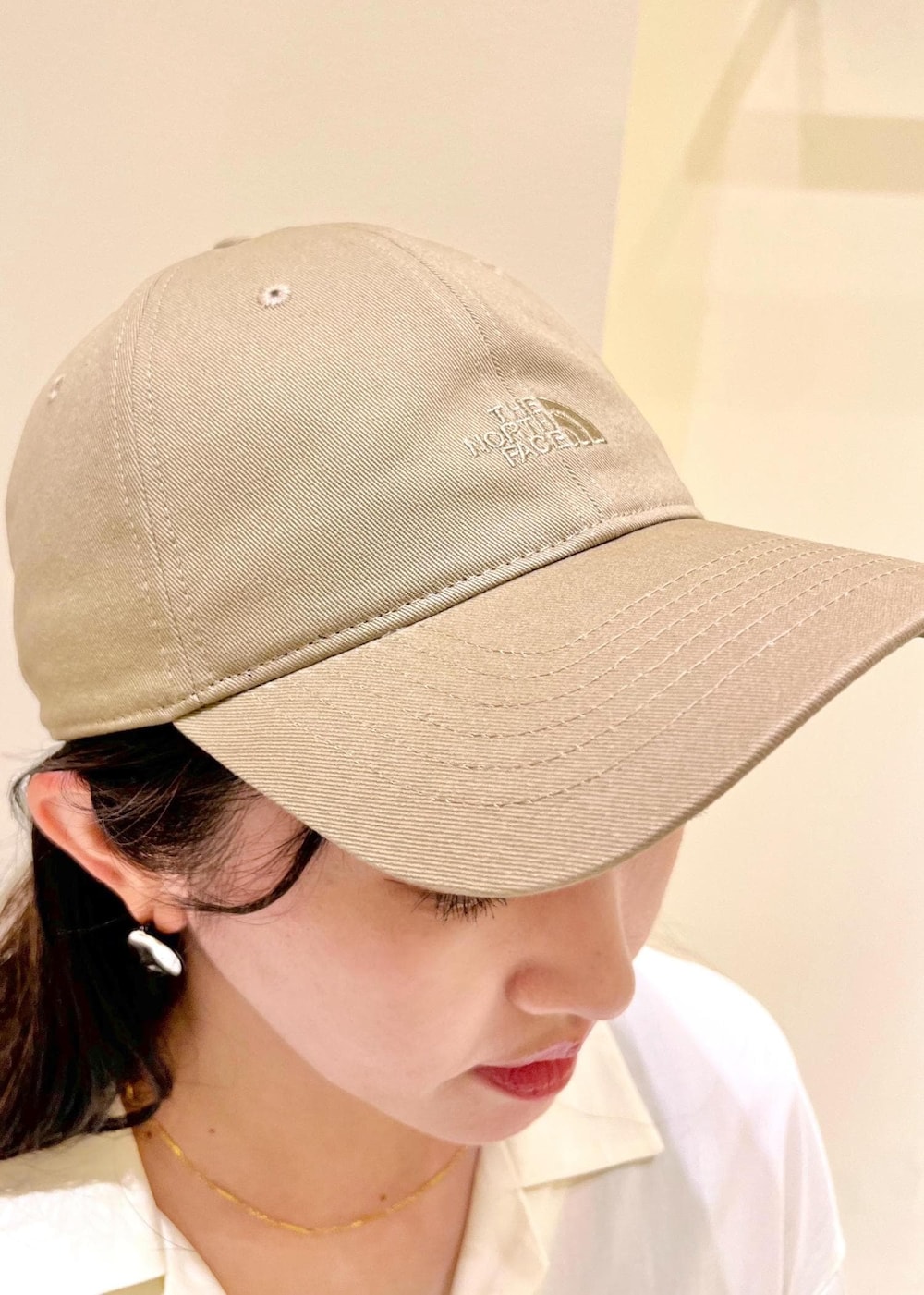 ピンク系のトートバッグ、グレー系のチノパンツ、ホワイト系のシャツ/ブラウスを着用したレディースの夏コーディネートの4枚目の写真