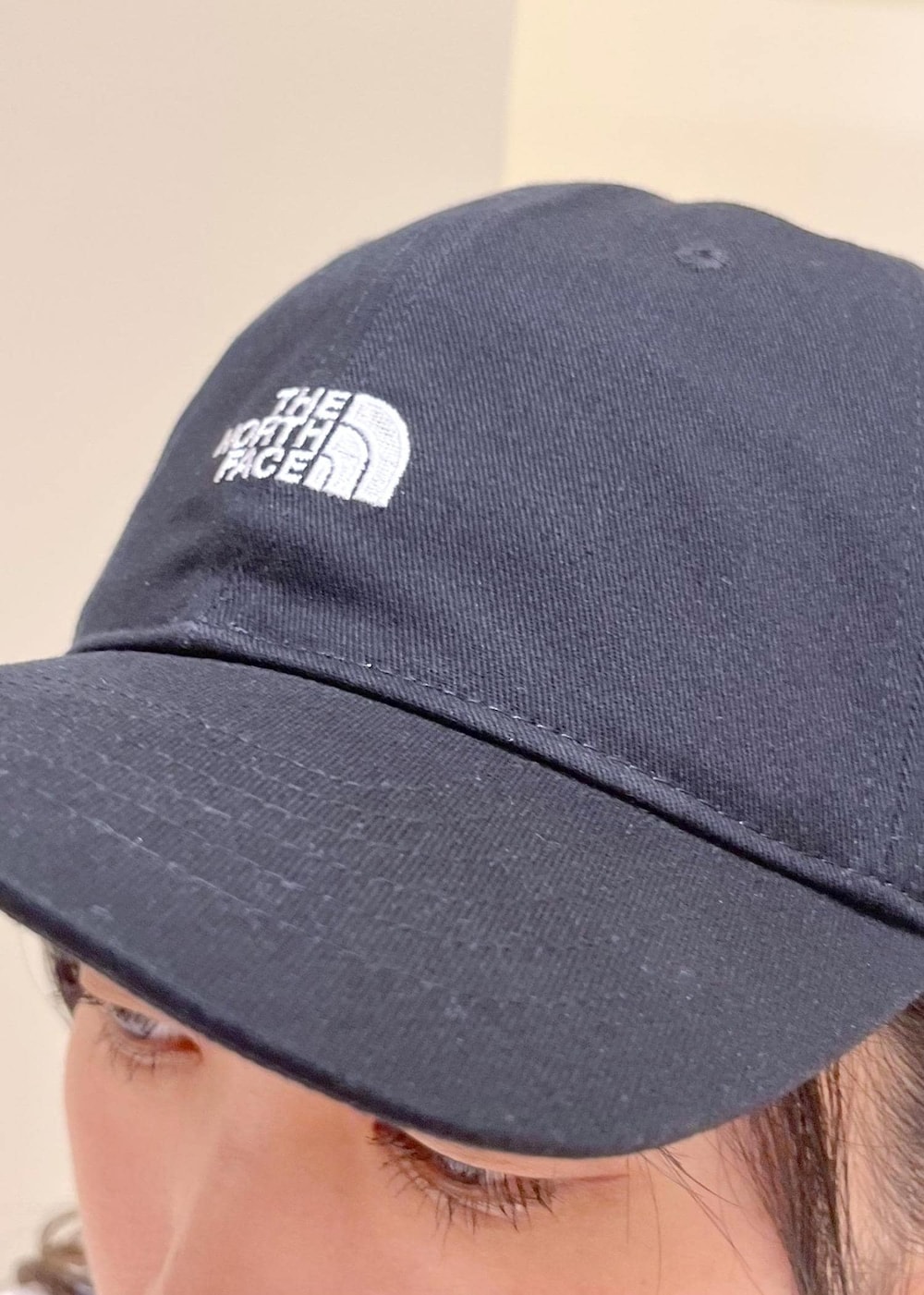 ブルー系のデニムパンツ、ホワイト系のニット/セーター、ブラック系のサンダルを着用したレディースの夏コーディネートの5枚目の写真