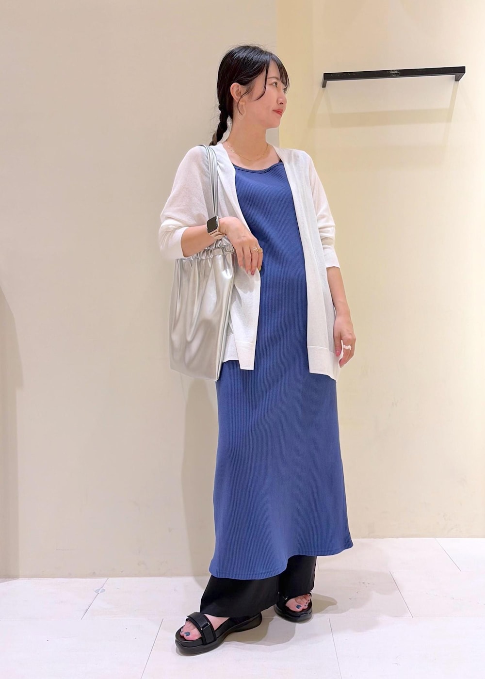ブラック系のその他パンツ、ブルー系のワンピース、ホワイト系のカーディガン/ボレロを着用したレディースの春コーディネートの2枚目の写真
