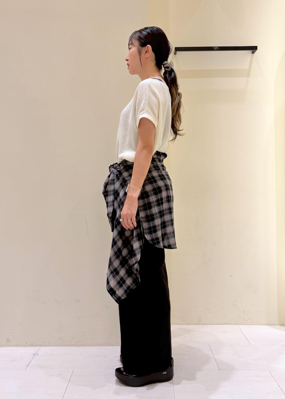 レッド系のショルダーバッグ、ブラック系のその他パンツ、ホワイト系のニット/セーターを着用したレディースの夏コーディネートの5枚目の写真