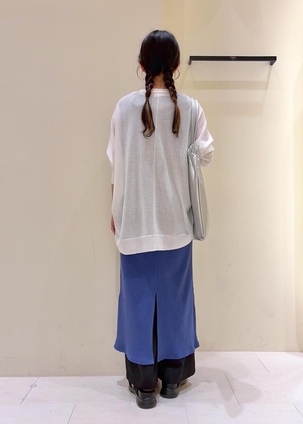 ブラック系のその他パンツ、ブルー系のワンピース、ホワイト系のカーディガン/ボレロを着用したレディースの春コーディネートの4枚目の写真