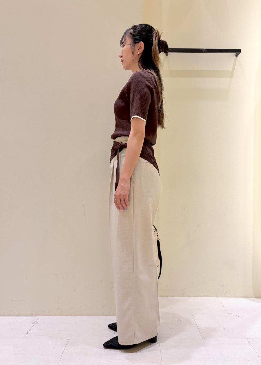 ベージュ系のその他パンツ、ブラック系のサンダル、ブラウン系のニット/セーターを着用したレディースの春コーディネートの2枚目の写真