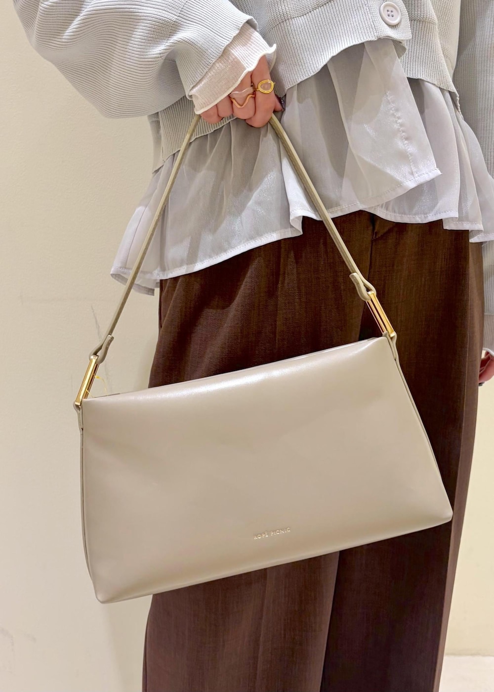 ホワイト系のTシャツ/カットソー、グレー系のカーディガン/ボレロ、ブラウン系のその他パンツを着用したレディースの春コーディネートの9枚目の写真