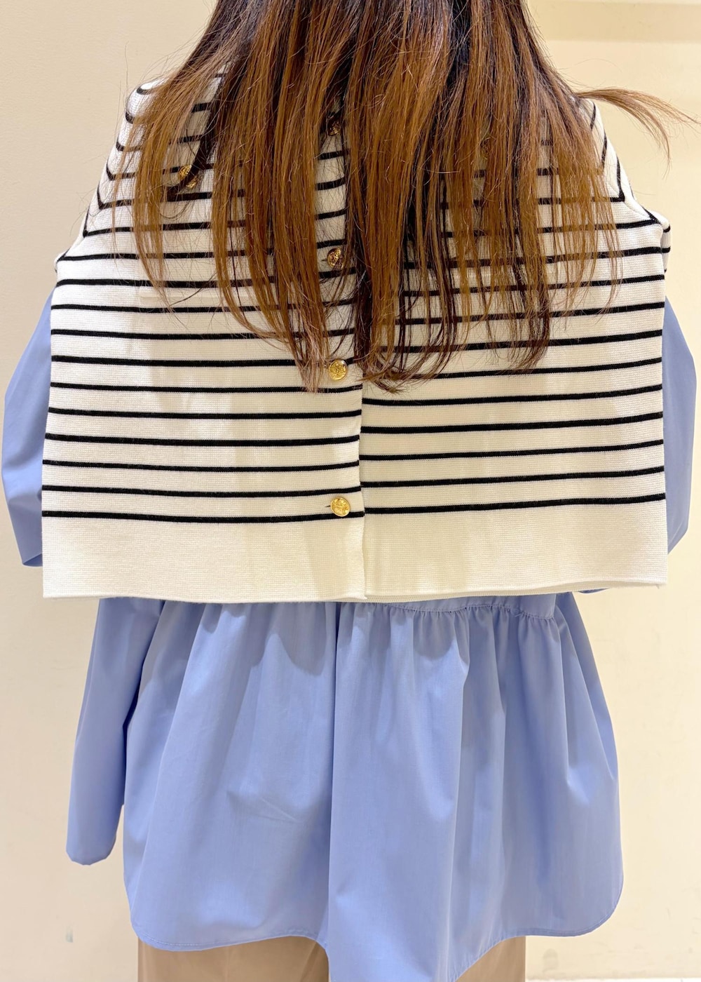 ホワイト系のバレエシューズ、イエロー系のショルダーバッグ、ベージュ系のチノパンツを着用したレディースの冬コーディネートの7枚目の写真