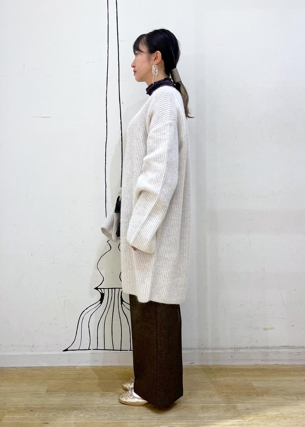 グレー系のTシャツ/カットソー、グレー系のワンピース、ブラウン系のその他パンツを着用したレディースの秋コーディネートの4枚目の写真