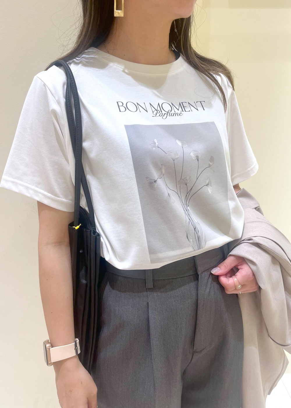 ブラック系のトートバッグ、グレー系のその他パンツ、ベージュ系のテーラードジャケットを着用したレディースの夏コーディネートの7枚目の写真