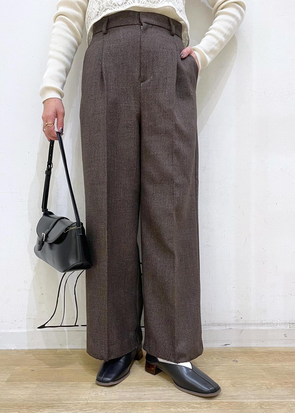 ホワイト系のニット/セーター、グリーン系のその他アウター、ブラウン系のその他パンツを着用したレディースの冬コーディネートの8枚目の写真