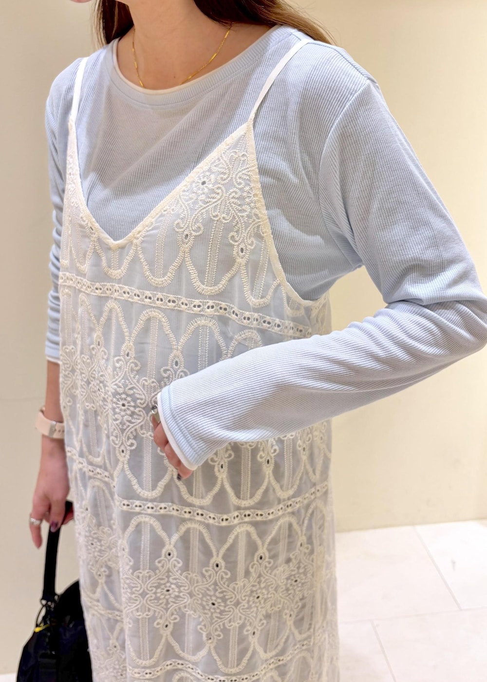 ブルー系のTシャツ/カットソー、ブラック系のデニムパンツ、ホワイト系のワンピースを着用したレディースの春コーディネートの5枚目の写真