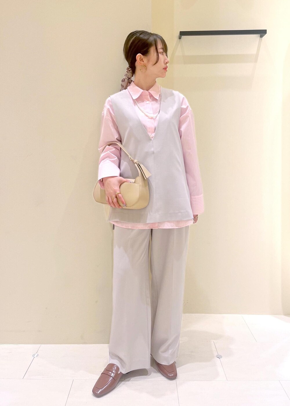 ピンク系のシャツ/ブラウス、グレー系のその他パンツ、グレー系のベストを着用したレディースの春コーディネートの2枚目の写真