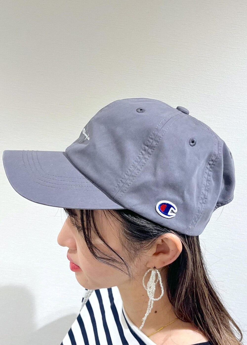 シルバー系のトートバッグ、シルバー系のトートバッグ、ブルー系のTシャツ/カットソーを着用したレディースの春コーディネートの8枚目の写真