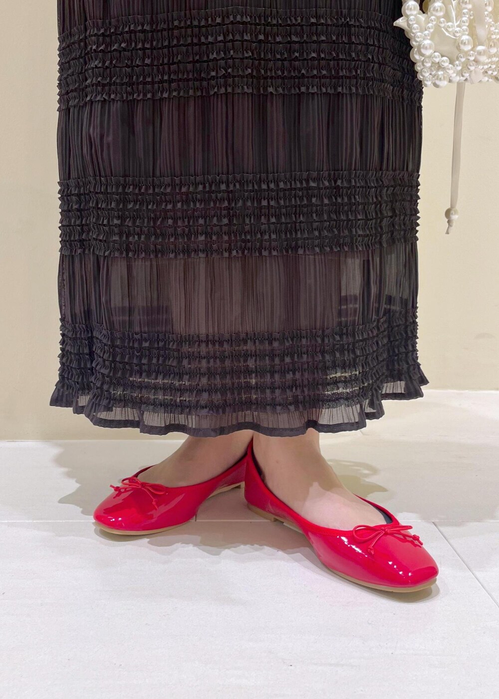 グレー系のタンクトップ、レッド系のバレエシューズ、ピンク系のシャツ/ブラウスを着用したレディースの春コーディネートの10枚目の写真