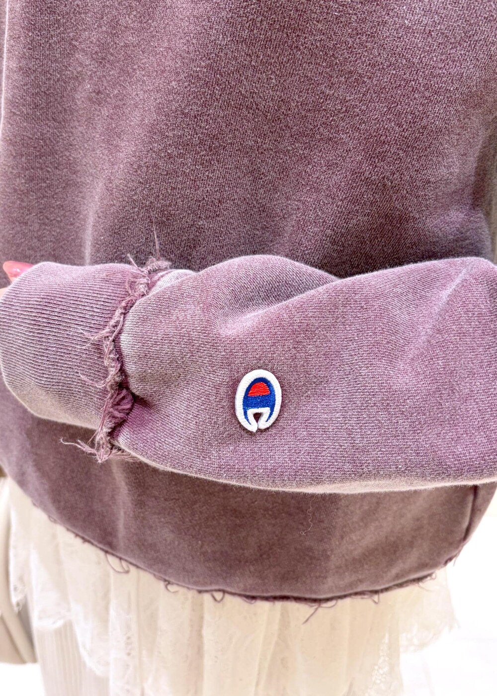 レッド系のバレエシューズ、ホワイト系のショルダーバッグ、ホワイト系のキャミソールを着用したレディースの冬コーディネートの5枚目の写真