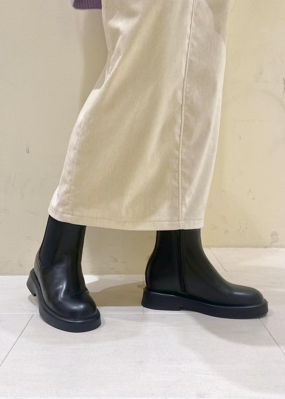 ホワイト系のスカート、パープル系のニット/セーター、ホワイト系のニット/セーターを着用したレディースの冬コーディネートの10枚目の写真