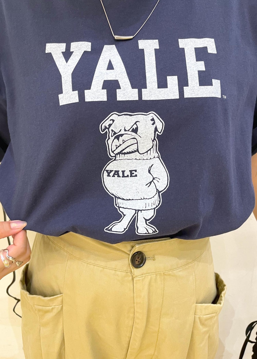 イエロー系のその他パンツ、ホワイト系のトートバッグ、ブラック系のサンダルを着用したレディースの夏コーディネートの6枚目の写真