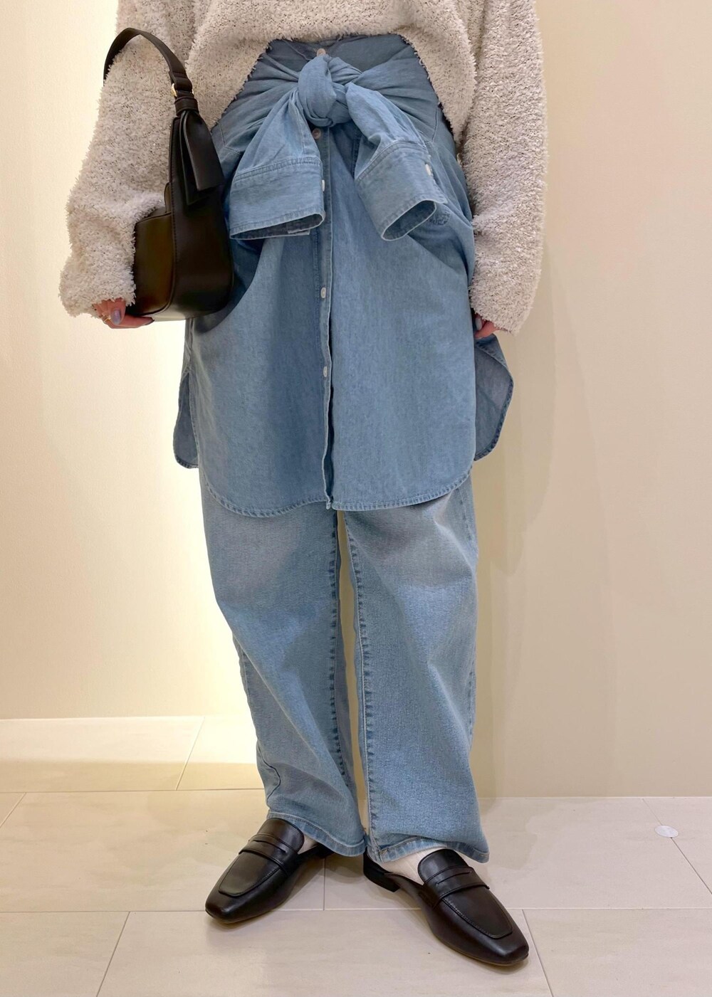 ブルー系のデニムパンツ、ブルー系のシャツ/ブラウス、グレー系のニット/セーターを着用したレディースの春コーディネートの8枚目の写真