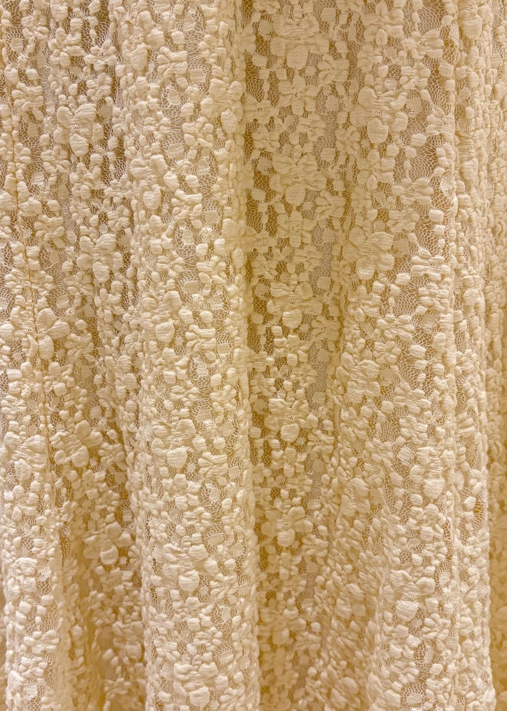 ホワイト系のバレエシューズ、ホワイト系のニット/セーター、ホワイト系のボストンバッグを着用したレディースの冬コーディネートの8枚目の写真