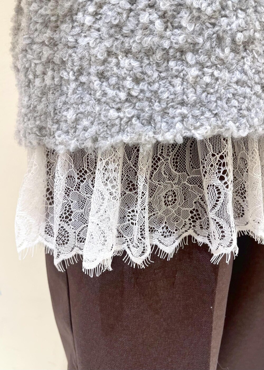 ブラック系のローファー、ブラウン系のショルダーバッグ、グレー系のニット/セーターを着用したレディースの冬コーディネートの7枚目の写真