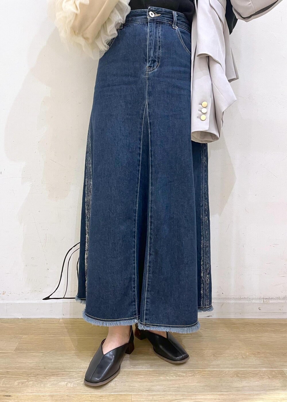 ブラック系のニット/セーター、ブラック系のニット/セーター、ブルー系のデニムスカートを着用したレディースの冬コーディネートの6枚目の写真