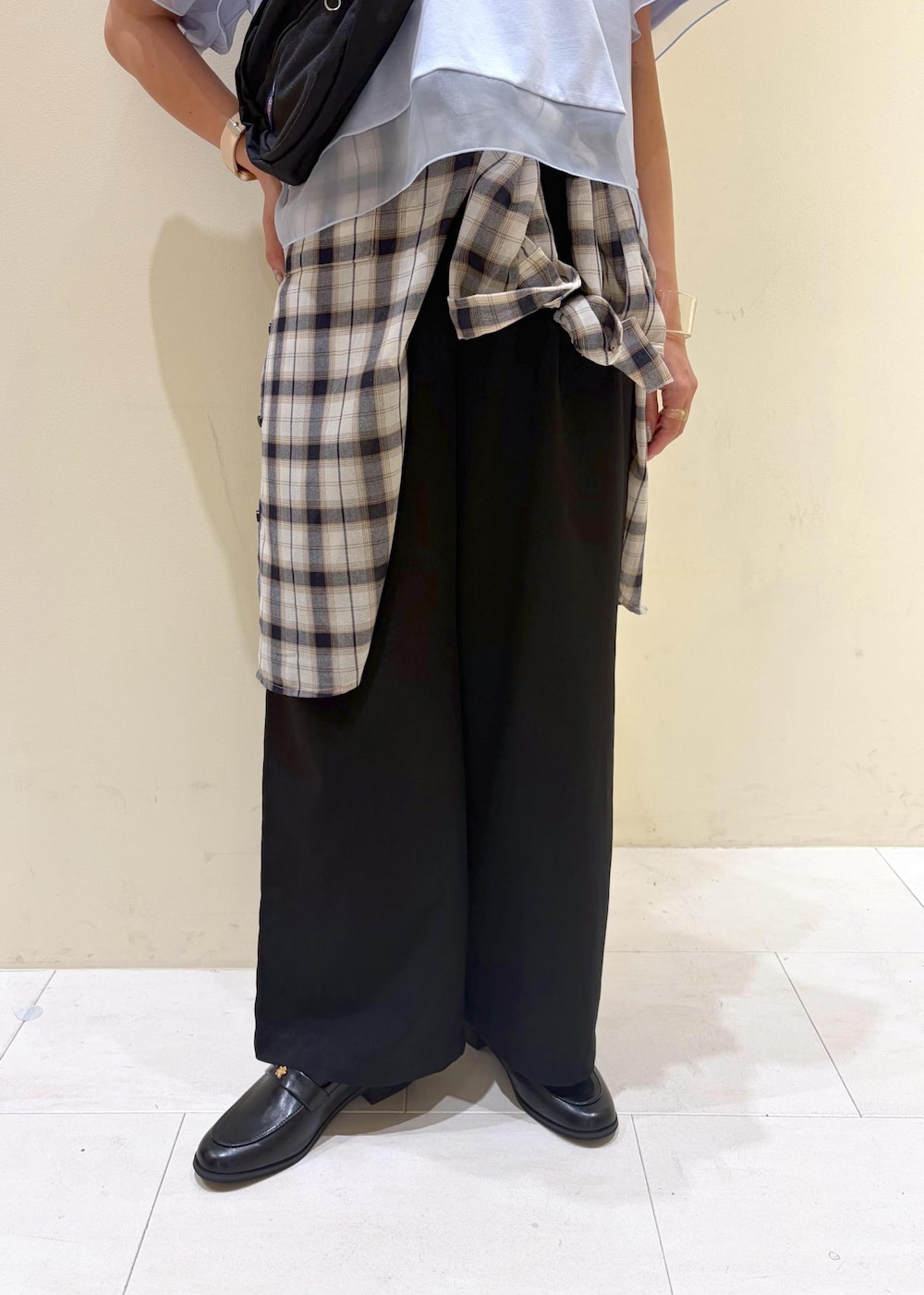ホワイト系のシャツ/ブラウス、ブルー系のTシャツ/カットソー、ブラック系のその他パンツを着用したレディースの夏コーディネートの7枚目の写真