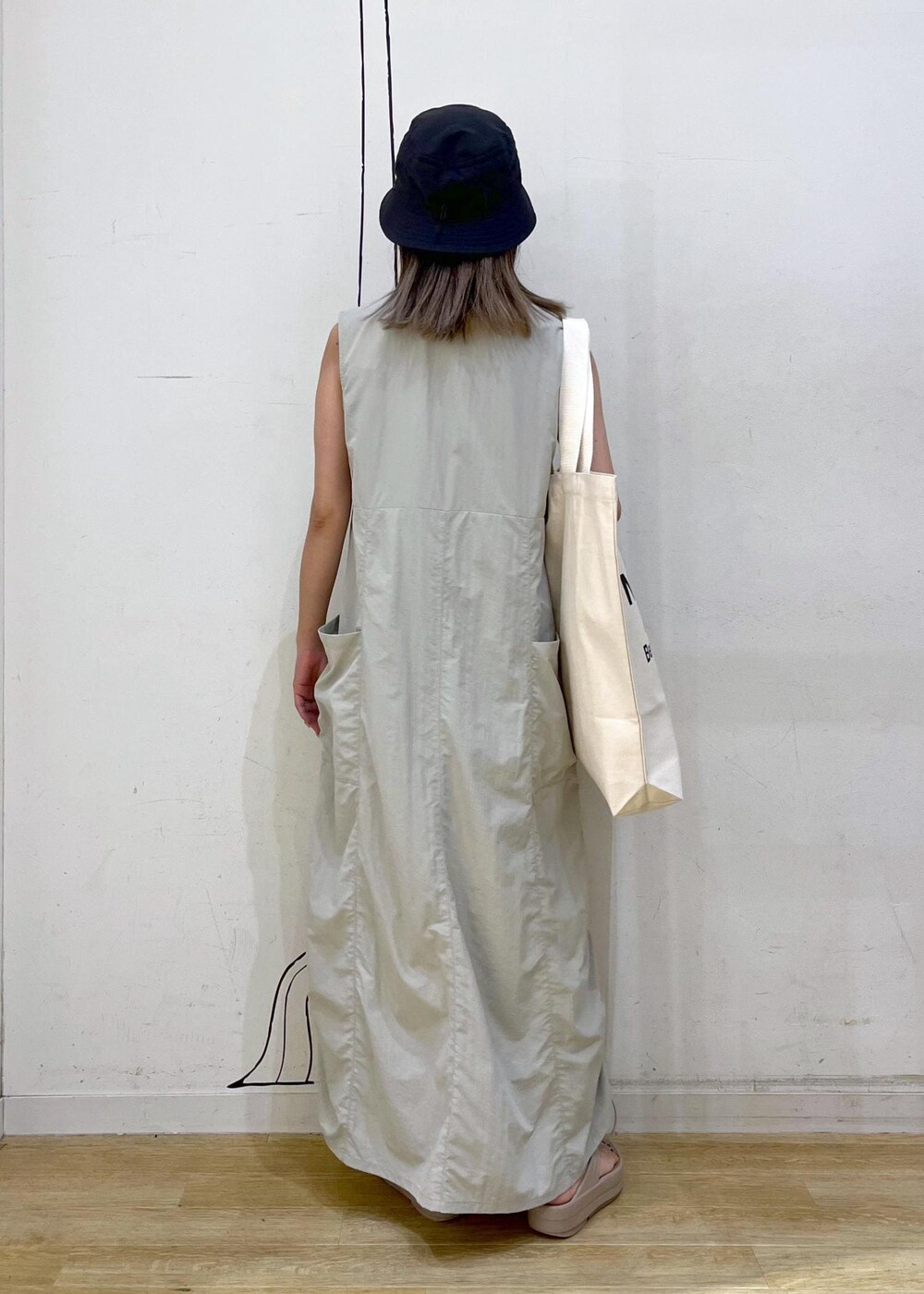 ホワイト系のトートバッグ、ブラック系のTシャツ/カットソー、グレー系のワンピースを着用したレディースの夏コーディネートの5枚目の写真